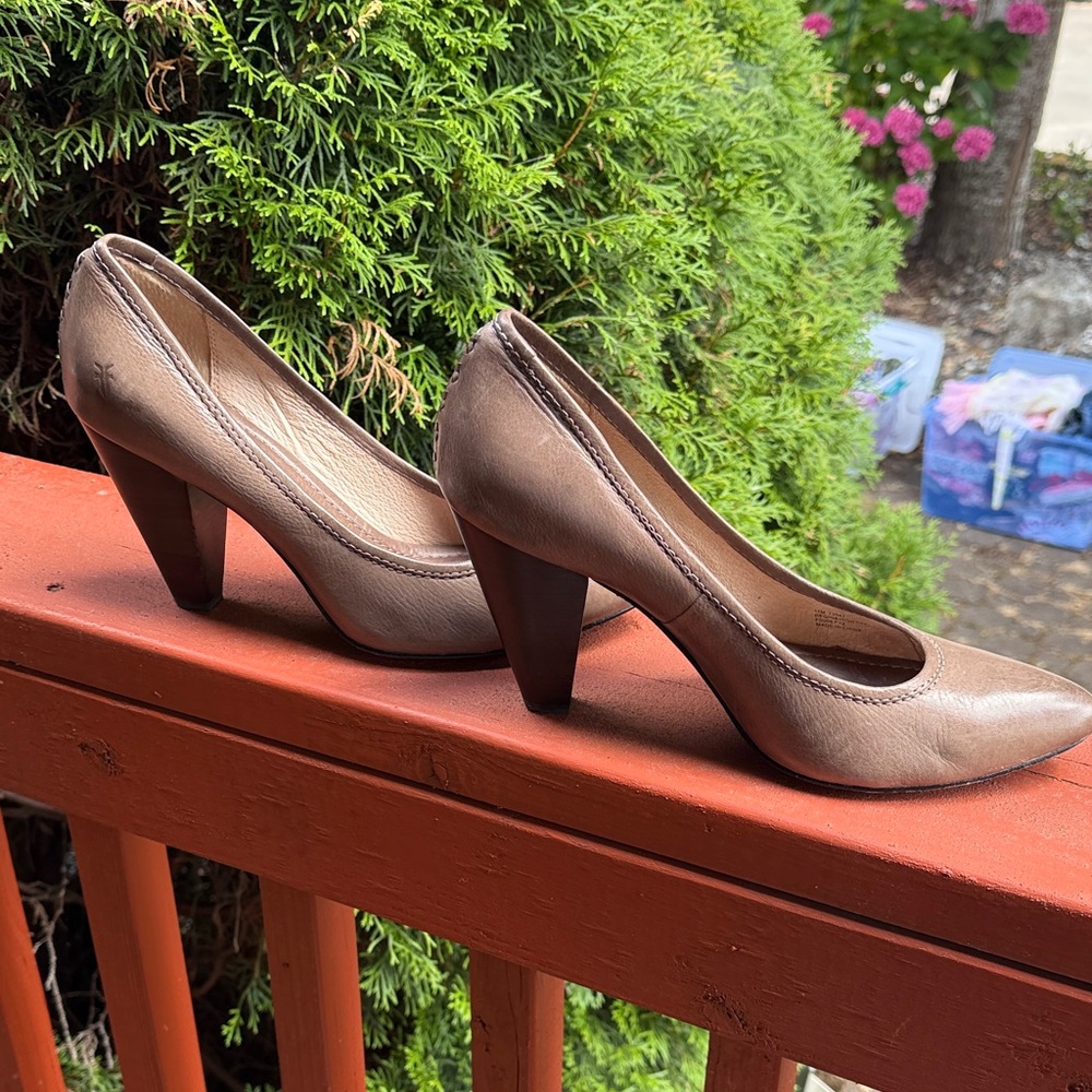 FRYE AND CO. Taupe Leather Heels